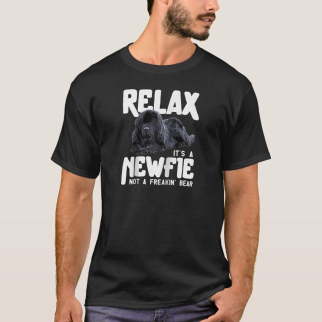 Camiseta Relax It s A Newfie Not A Freakin Bear Newfoundlan (Frente)