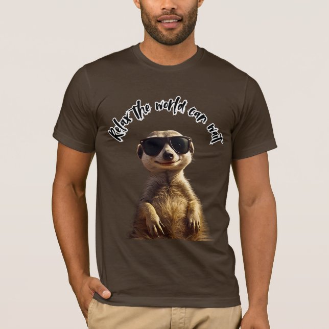 Camiseta Relax – The World Can Wait | Cool Meerkat with Sun (Frente)