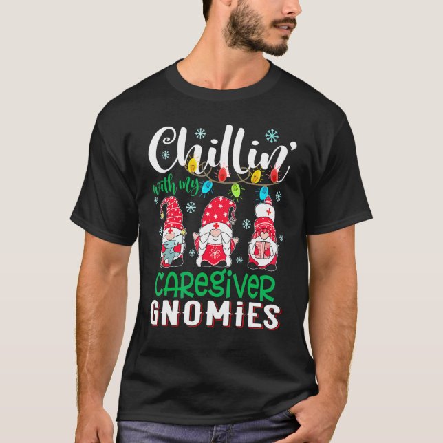 Camiseta Relaxando Com Meus Gnomies Cuidadores Luz de Natal (Frente)