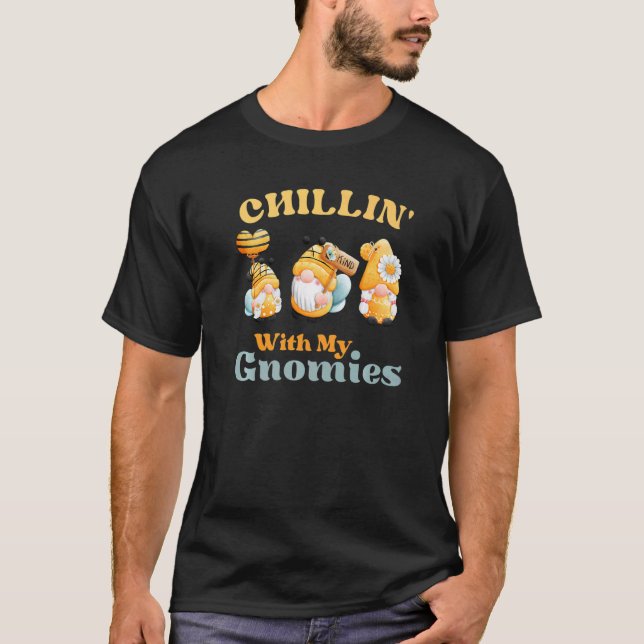 Camiseta Relaxando Com Meus Gnomos de Jardim Com Abelhas (Frente)