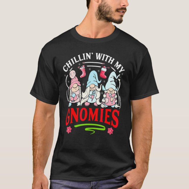 Camiseta Relaxando Com Meus Gnomos Natal Gnome Para Mulhere (Frente)