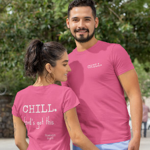 Camiseta Relaxe, Deus Tem Isso Bíblia Romanos 8:28 Texto Br