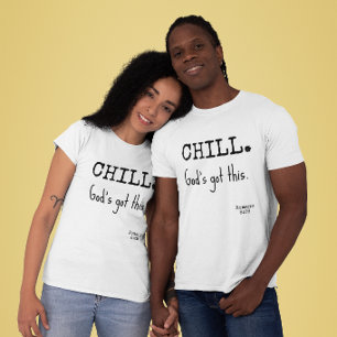Camiseta Relaxe, Deus Tem Isso Escritura Romanos 8:28