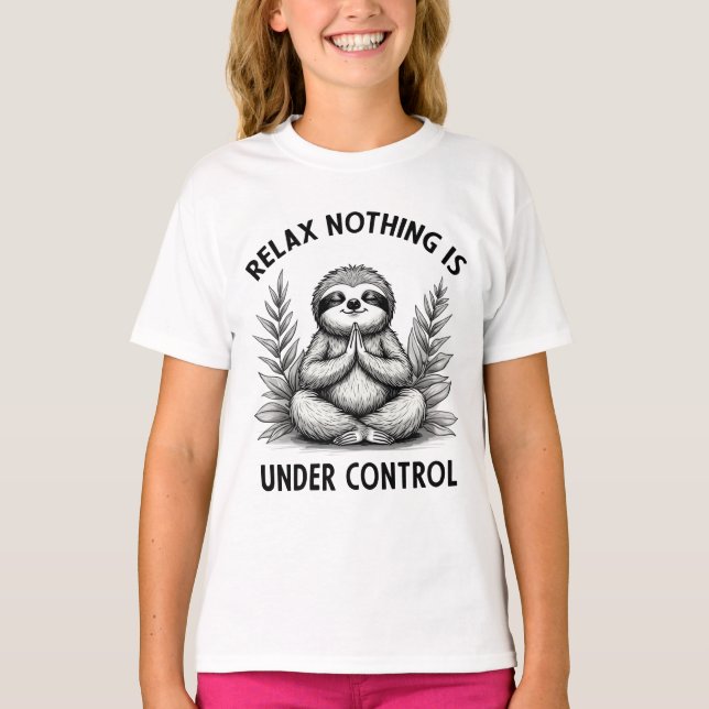 Camiseta Relaxe Nada Está Sob Controle Engraçado Lloth Yoga (Frente)