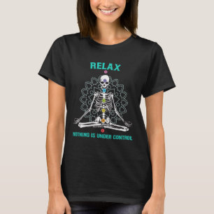Camiseta Relaxe Nada Está Sob Controle Esqueleto Meditando