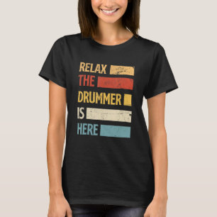Camiseta Relaxe O Baterista Está Aqui Drummer