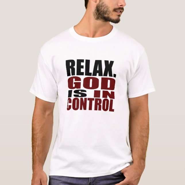 Camiseta RELAXE. O DEUS ESTÁ no roupa do cristão do (Frente)