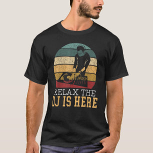 Camiseta Relaxe O DJ Está Aqui Deejay Disk Jockey Retro Vin