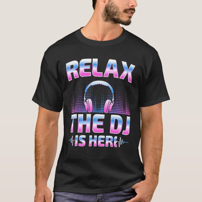 Camiseta Relaxe O DJ Está Aqui Jogador De Música DJ Disk Jo (Frente)