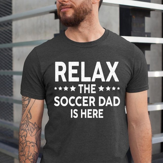 Camiseta Relaxe O Pai De Futebol Está Aqui (Relax The Soccer Dad Is Here T-Shirt)
