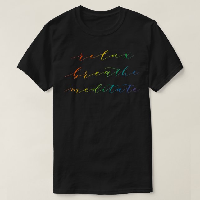 Camiseta Relaxe Respire Meditar Texto Caligráfico Arco-Íris (Frente do Design)