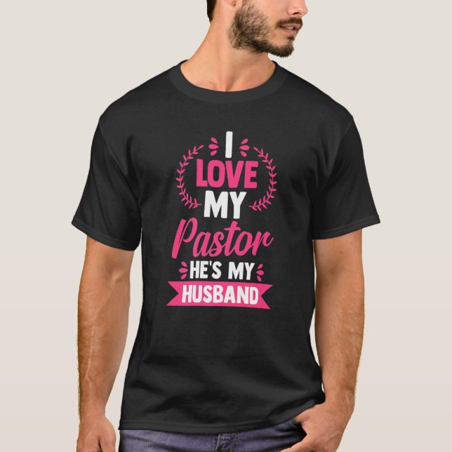 Camiseta Religious Christian Wife I Love My Pastor He's My  (Frente)