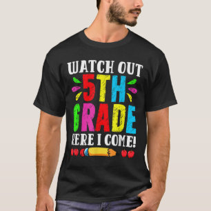 Camiseta Relógio de Volta às Aulas Cuidado 5ª Série Aqui Vo