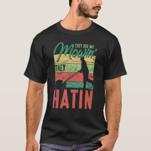 Camiseta Relva Engraçada Cortando Eles Me Veem Cortando Ele