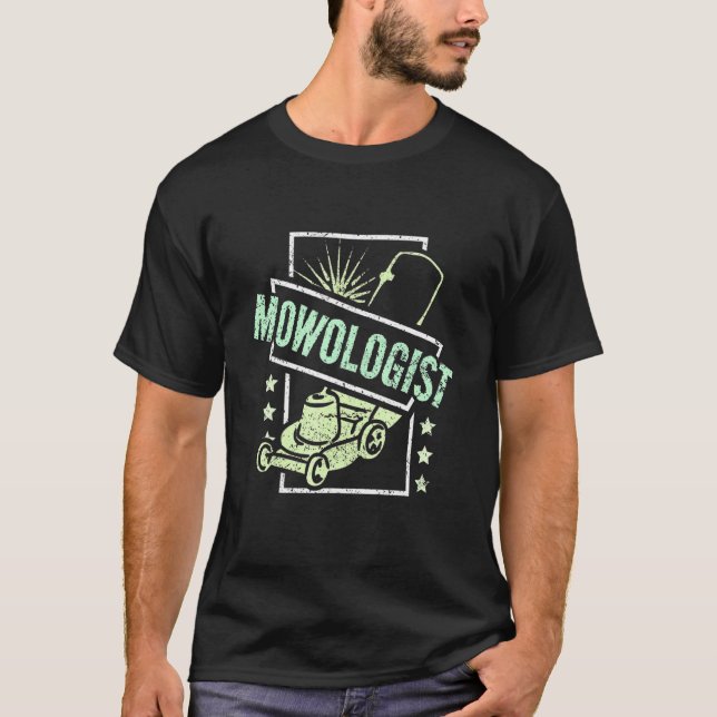 Camiseta Remando com o Mowologista e cortando relva com rel (Frente)