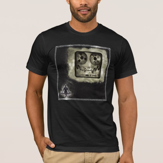 Camiseta remixed em um T preto (Frente)