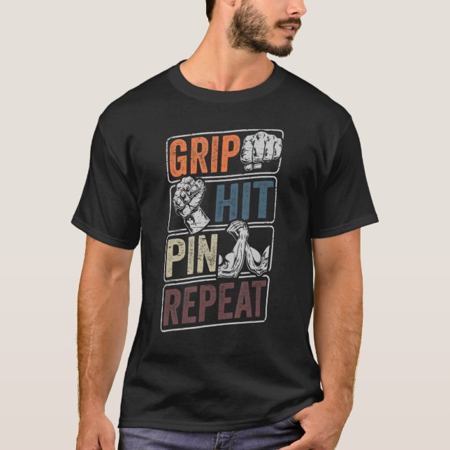 Camiseta Repetição do pino de aperto - Luta do braço da vin (Frente)