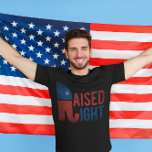 Camiseta Republicano da Vintage à Direita<br><div class="desc">Procurando um design republicano vintage para mostrar seu apoio ao presidente Trump e ao GOP? Não olhe mais do que Raised Right! Este design retro-inspirado apresenta o icônico elefante republicano e é perfeito para qualquer um que queira mostrar seus valores conservadores de na moda. Quer você seja um apoiador de...</div>