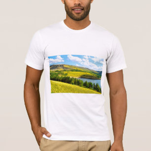 Camiseta Reservatório de Dovestone no verão à luz do sol