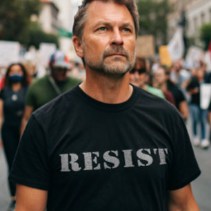 Camiseta RESIST - Prepare-se para a marcha de protesto pelo