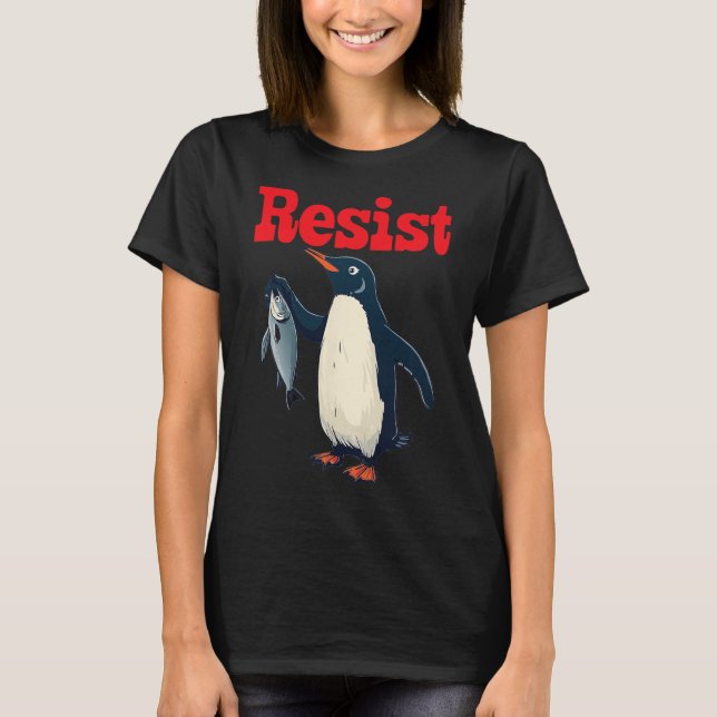 Camiseta Resista Pinguim Segurando Peixe Protesto Gráfico E (Frente)
