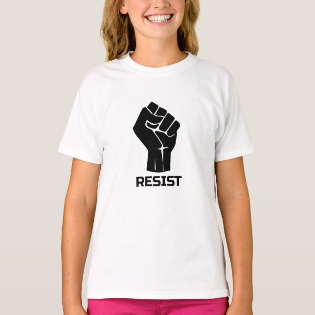 Camiseta Resistir com punho - em preto (Frente)