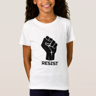 Camiseta Resistir com punho - em preto