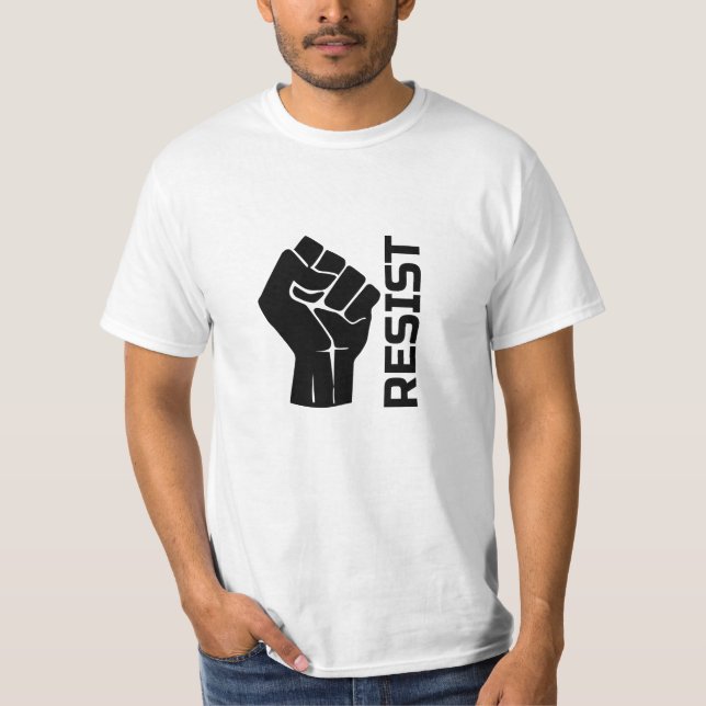 Camiseta Resistir com punho - em preto 0002 (Frente)