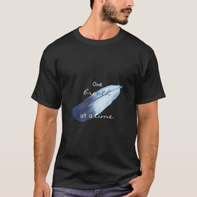 Camiseta Respiração Inspirativa de uma vez em uma pena de s (Frente)
