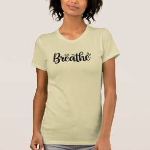 Camiseta Respire o Ajustado fino das mulheres minimalista