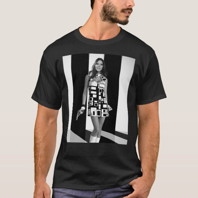 Camiseta Rest In Peace Diana Rigg Essential  (Frente)