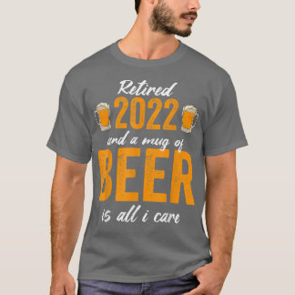 Camiseta Retired 2022 And A Mug Of Beer Is All I Care 