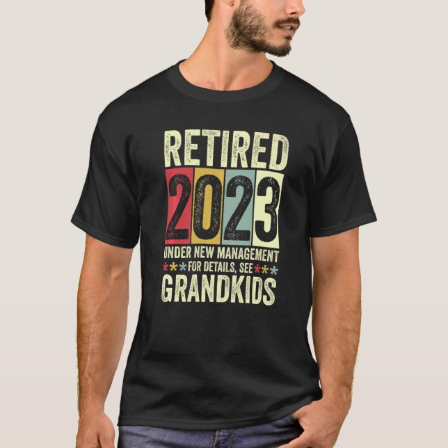 Camiseta Retired 2023 Under New Management For Details See  (Frente)