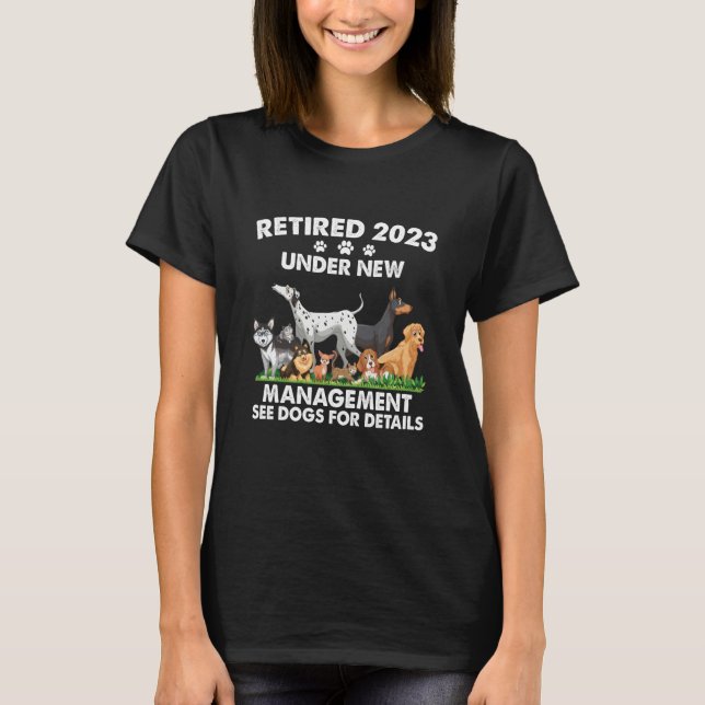 Camiseta Retired 2023 Under New Management See Dogs For Det (Frente)