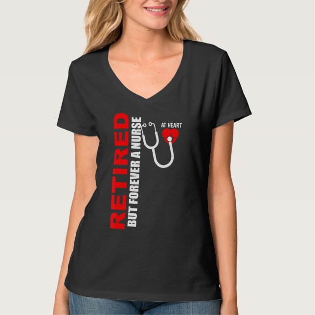 Camiseta Retired But Forever A Nurse At Heart (Frente)