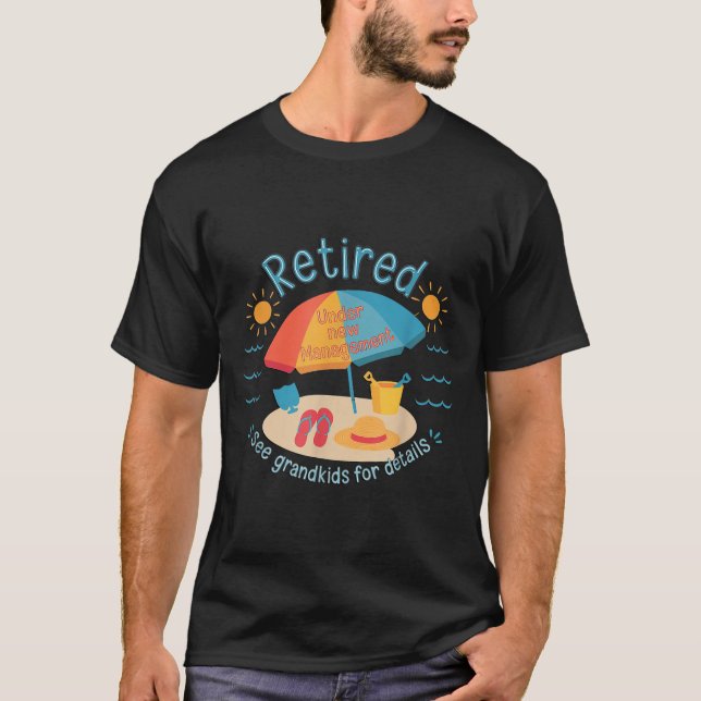 Camiseta Retired New Management See Grandkids Funny Quote R (Frente)