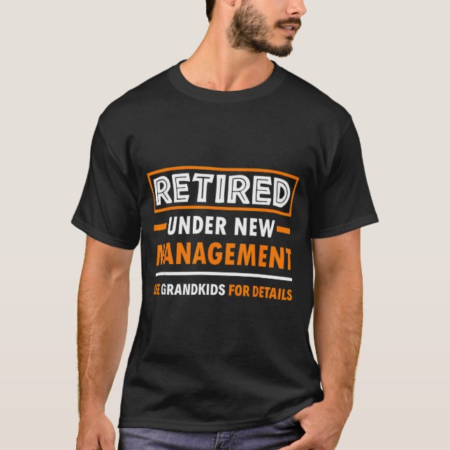 Camiseta Retired Under New Management Grandkids Funny Retir (Frente)