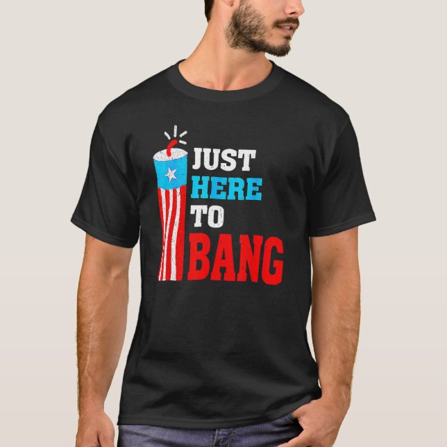 Camiseta Retrair Aqui Para Bang Fireworks USA Bandeira 4th  (Frente)