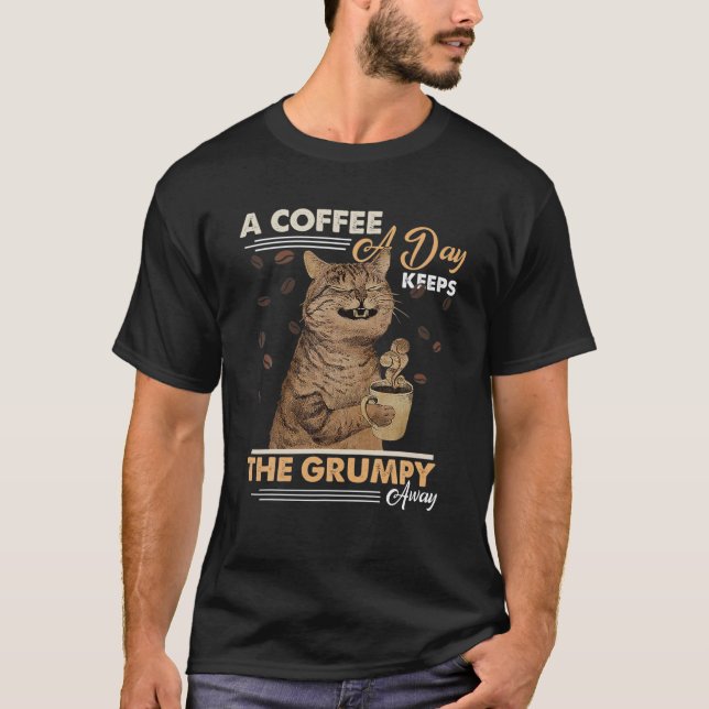 Camiseta Retrair Um Café Por Dia Mantém O Grumpy Longe, Cat (Frente)