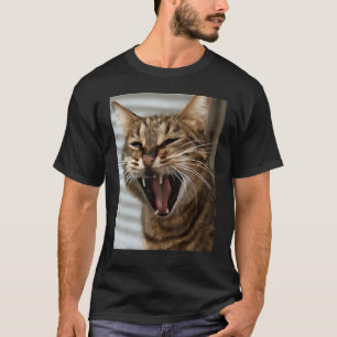 Camiseta Retrato Artístico de Gato Malhado Bocejando 1