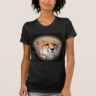 Camiseta Retrato de Guepardo sob Lua Cheia: A Graça da Natu