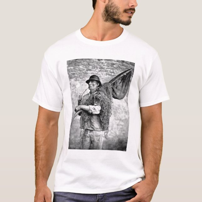 Camiseta Retrato de um pescador que leva suas redes (pho de (Frente)