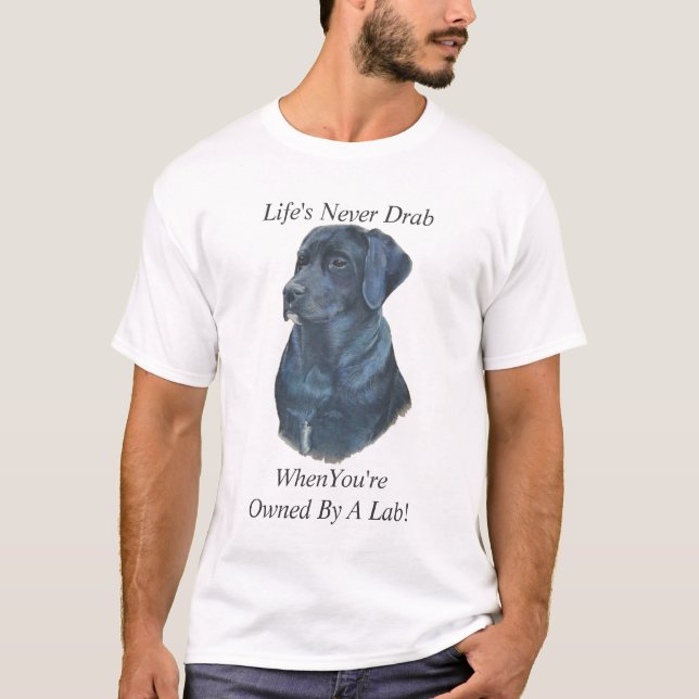 Camiseta retrato do cão labrador negro com slogan divertido (Frente)