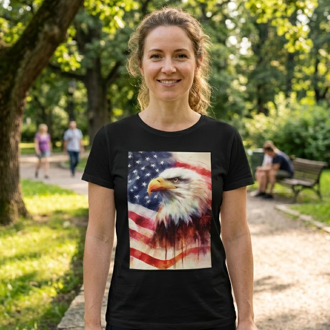 Camiseta Retrato Majestoso de Águia Careca com Bandeira Ame (Majestic Bald Eagle Portrait with American Flag. Women Basic Black T-Shirt)