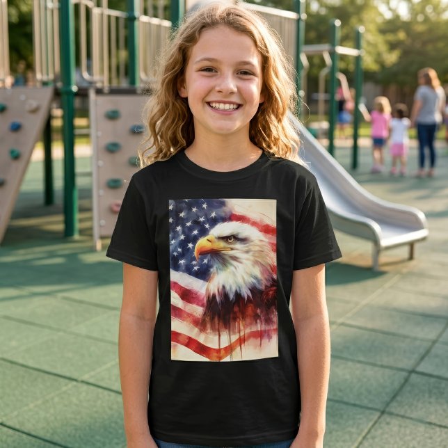 Camiseta Retrato Majestoso de Águia Careca com Bandeira Ame (Majestic Bald Eagle Portrait with American Flag. Girl Basic Black T-Shirt)