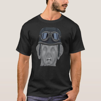 Camiseta Retriever de Capa Enrolada Usando Moto Antiga