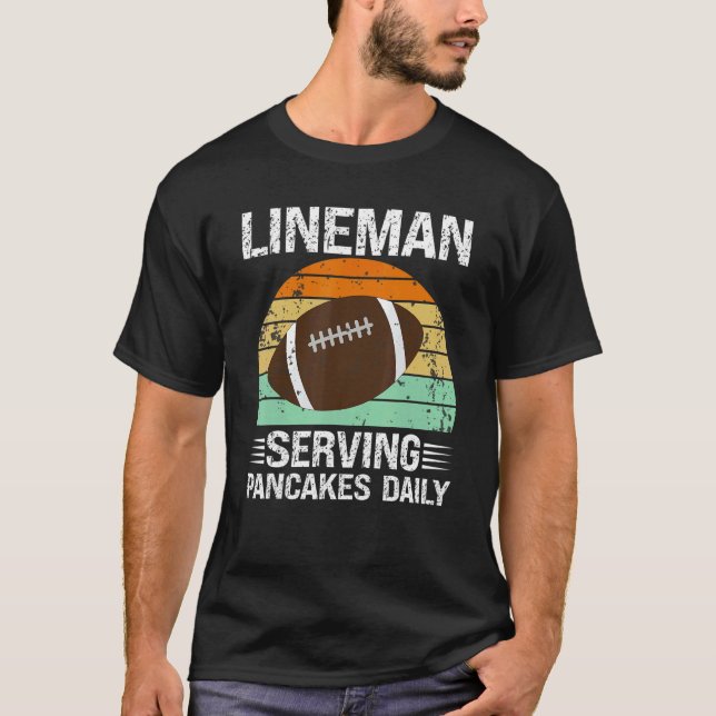 Camiseta Retro American Football Lineman Serving Pancakes D (Frente)