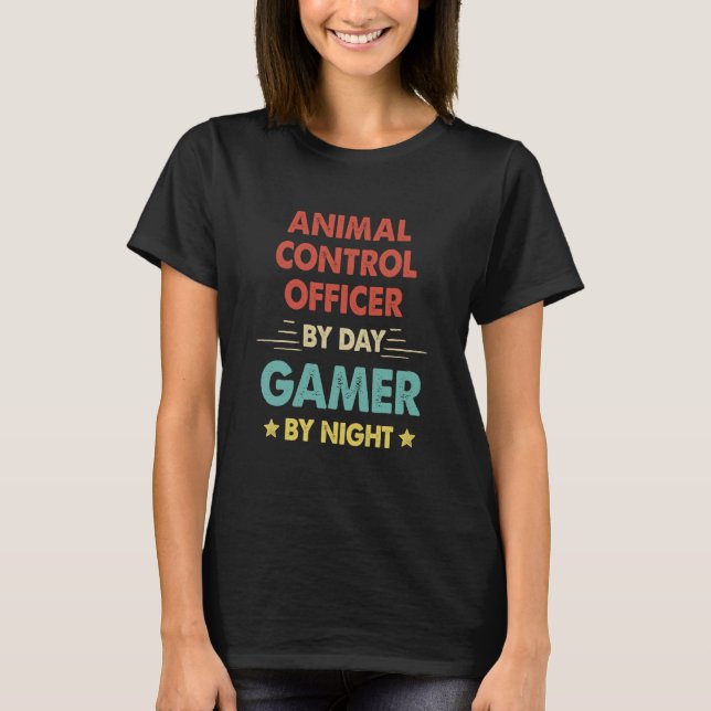 Camiseta Retro Animal Control Officer By Day Gamer By Night (Frente)