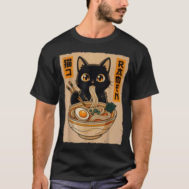 Camiseta Retro Anime Kawaii Black Cat Eating Ramen Noodles  (Frente)