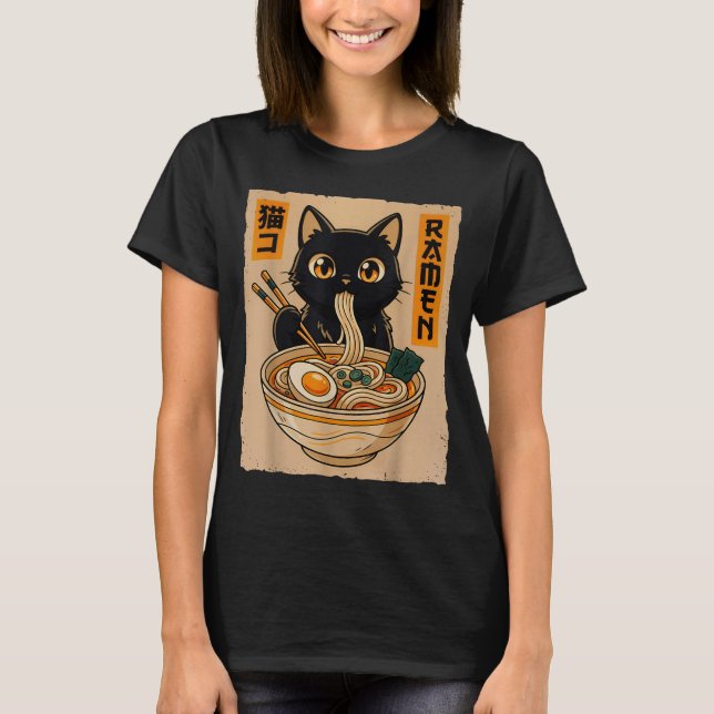 Camiseta Retro Anime Kawaii Black Cat Eating Ramen Noodles  (Frente)